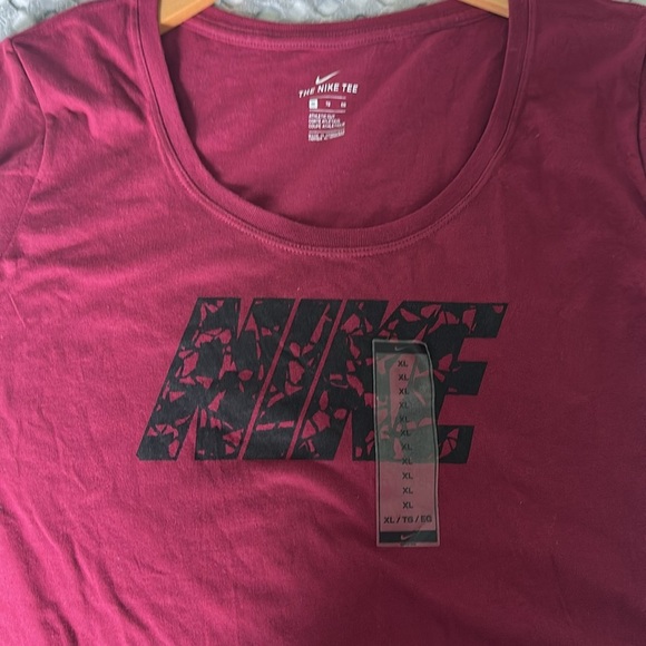 Nike Women's Maroon Short Sleeve Tee NWT - Picture 3 of 6